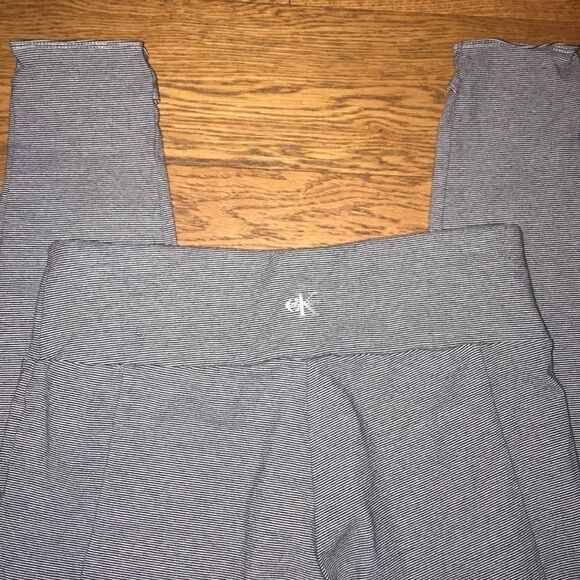 Calvin Klein Women's Black White With Heel Hole Pinstripe Leggings Small - Picture 5 of 5